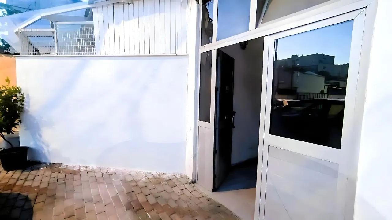 Nuci'S Place 2, Sunny Apartment With Balcony Near Blloku 地拉那 0*,  阿尔巴尼亚